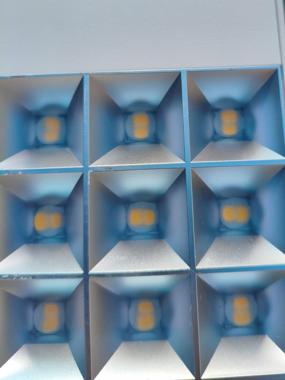 Macro real da óptica ATLAS: cones espelhados com o chip LED quadrado no fundo